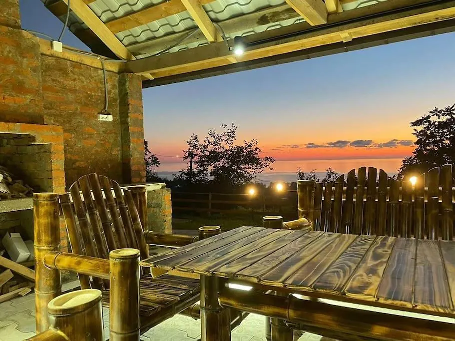 Dom wakacyjny Willa Beautiful Wooden House With Seaside Views Batumi